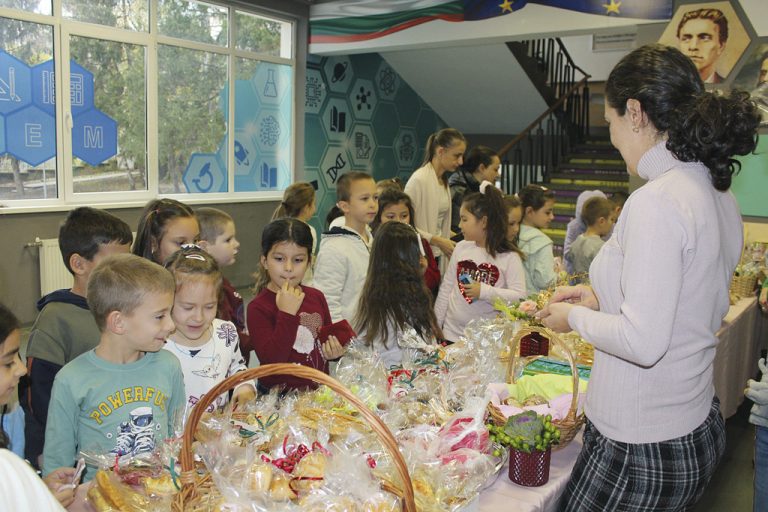 Горещи новини | Близо 3100 лева за многодетно семейство  събра благотворителен базар в ОУ “Бачо Киро”