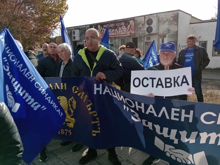 Синдикални борби доведоха до протест пред РУО – Велико Търново и искане за оставка