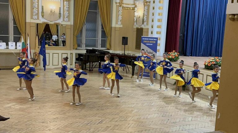 Мажоретките от ОУ „Бачо Киро“ гостуваха на училище в Братислава за 75-ата му годишнина