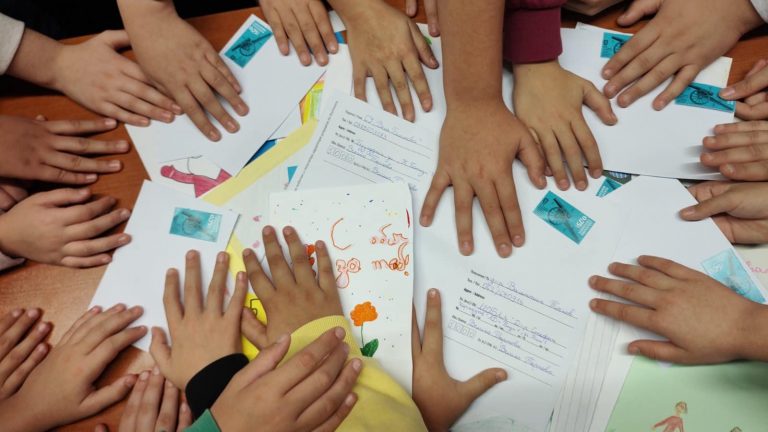 Ученици от СУ „Вела Благоева“ даряват оптимизъм и надежда на болни деца чрез писма