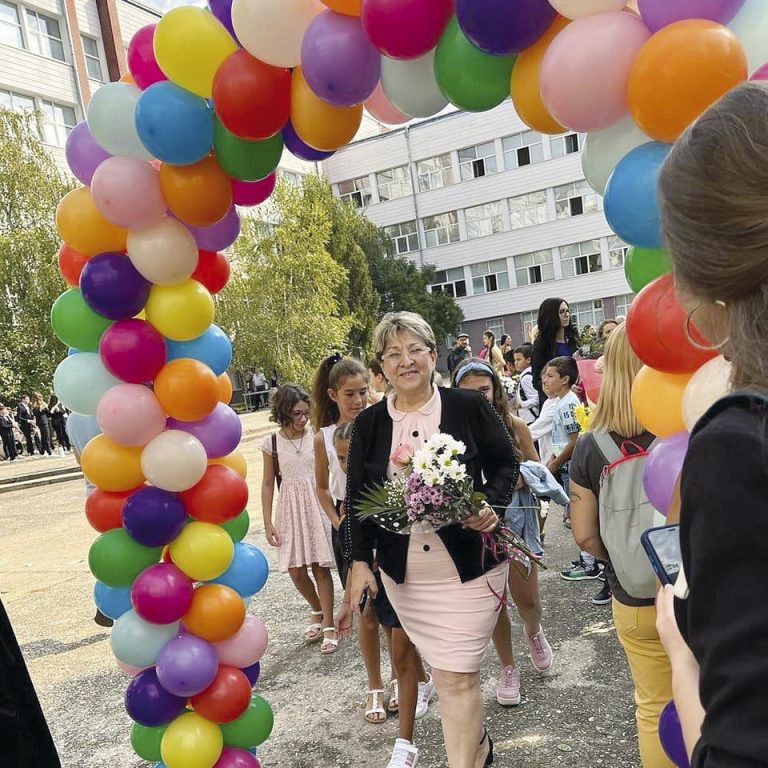 Цанка Маринова сбъдва детската си мечта и  вече четири десетилетия работи като учител