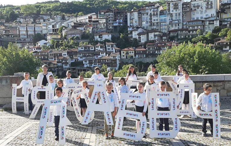 Цанка Маринова сбъдва детската си мечта и  вече четири десетилетия работи като учител