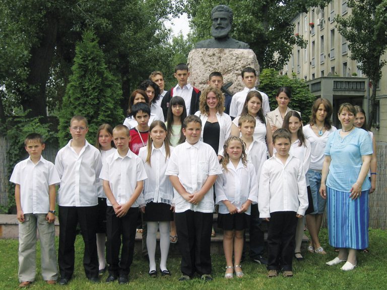 Цанка Маринова сбъдва детската си мечта и  вече четири десетилетия работи като учител