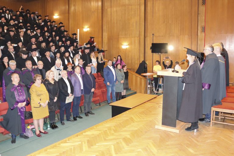 Общество | 261 абсолвенти получиха дипломите си на 21-та годишнина на ВУАРР във В. Търново