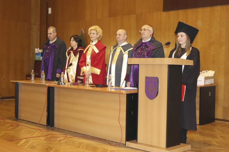 261 абсолвенти получиха дипломите си на 21-та годишнина на ВУАРР във В. Търново