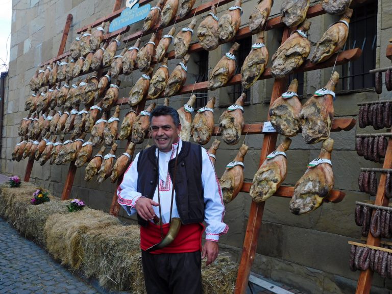 Празникът на еленския бут отново събра хиляди гости