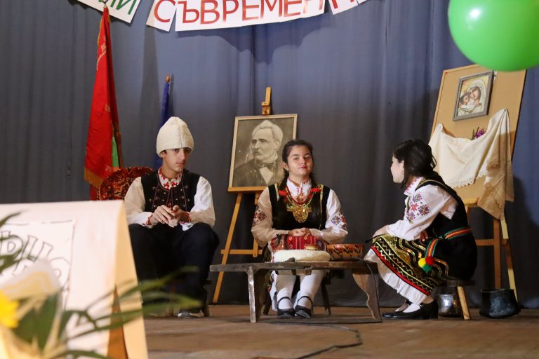 Джулюнското училище празнува своя патронен празник и век от построяване сградата на школото