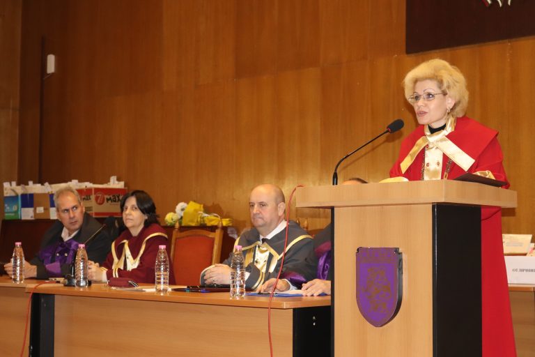 261 абсолвенти получиха дипломите си на 21-ата годишнина на ВУАРР във В. Търново