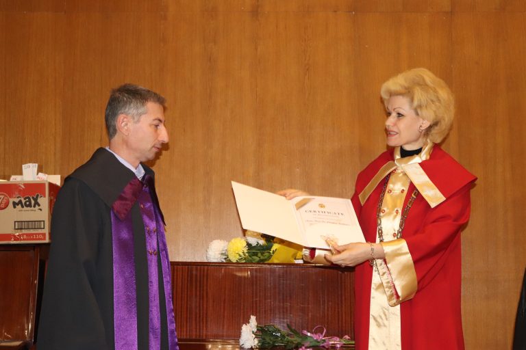 261 абсолвенти получиха дипломите си на 21-ата годишнина на ВУАРР във В. Търново