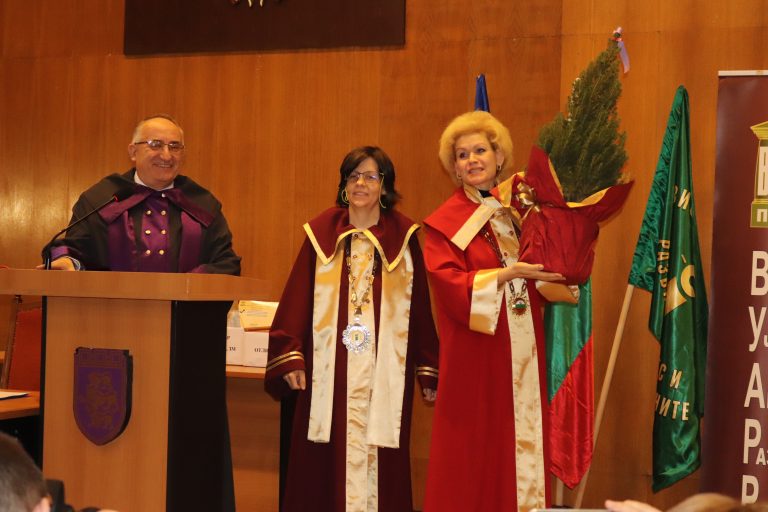 261 абсолвенти получиха дипломите си на 21-ата годишнина на ВУАРР във В. Търново