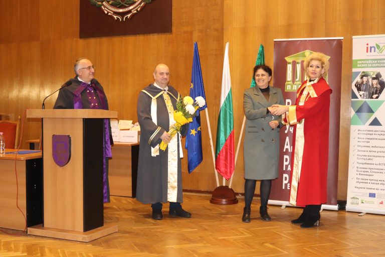 261 абсолвенти получиха дипломите си на 21-ата годишнина на ВУАРР във В. Търново