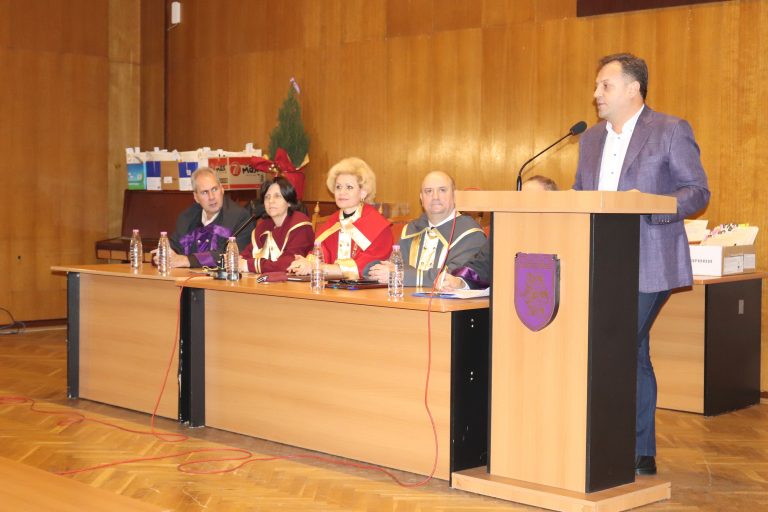 261 абсолвенти получиха дипломите си на 21-ата годишнина на ВУАРР във В. Търново