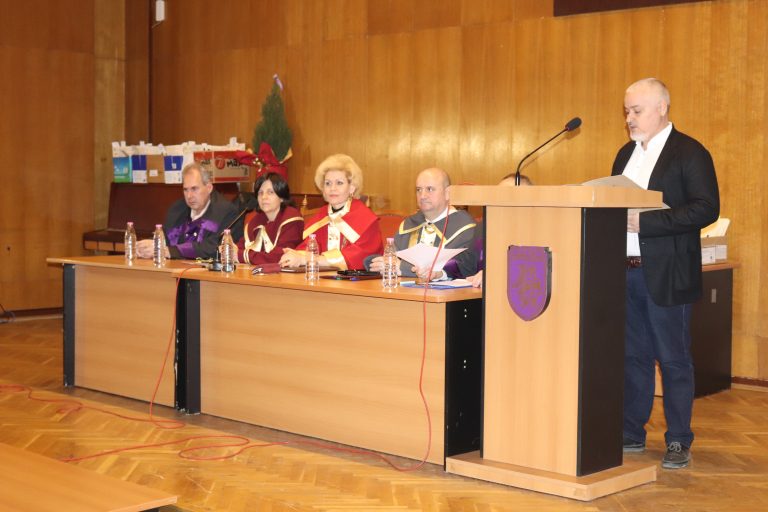 261 абсолвенти получиха дипломите си на 21-ата годишнина на ВУАРР във В. Търново