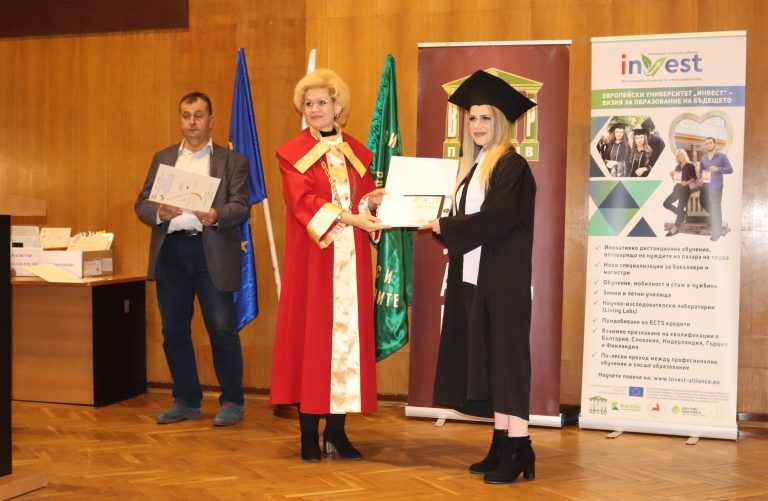 261 абсолвенти получиха дипломите си на 21-ата годишнина на ВУАРР във В. Търново