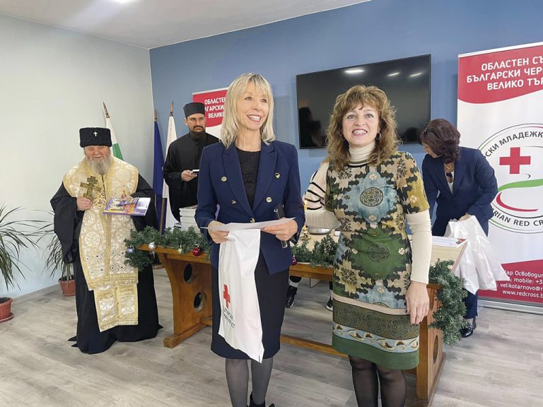 Горещи новини | Областният съвет на БЧК във  Велико Търново награди свои членове