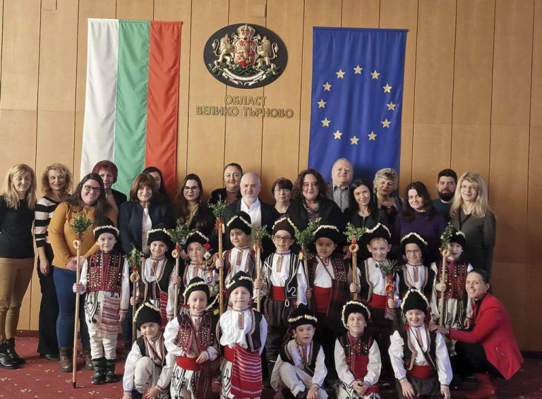 Общество | Деца от ДГ “Здравец” представиха български традиции и обичаи в няколко институции