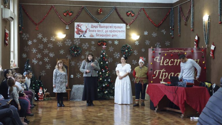 Общество | Детско коледно парти организираха в Ресен
