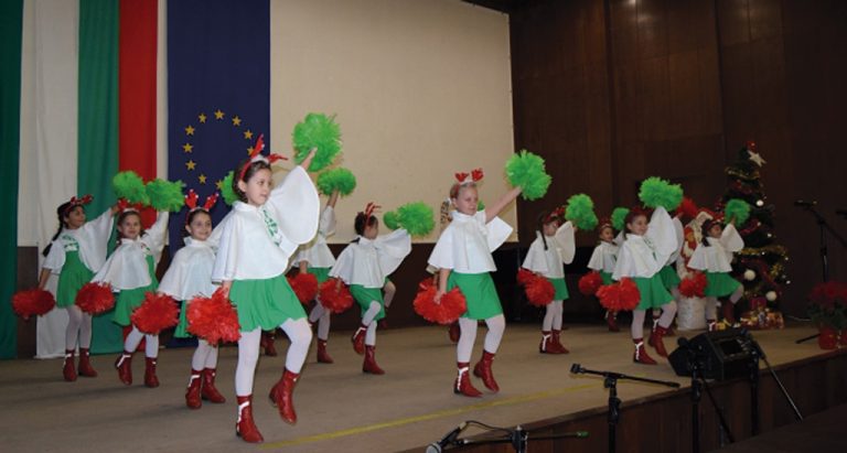 Общество | Мажоретките от “Българче” и техните   приятели развълнуваха горнооряховчани