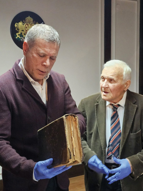 Горна Оряховица | Дариха старинна библия на музея в железничарския град