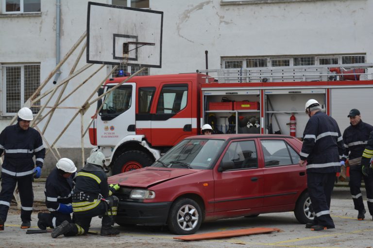 Общество | Демонстрация за спасяване на пострадал при катастрофа направиха в Павликени