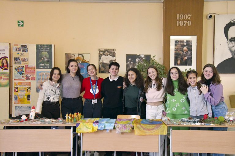 Общество | С Коледен пазар търновски ученици събират  средства за библиотеката на училището си