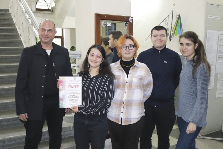 Общество | Наградиха най-добрите студенти на  Факултета по изобразително изкуство