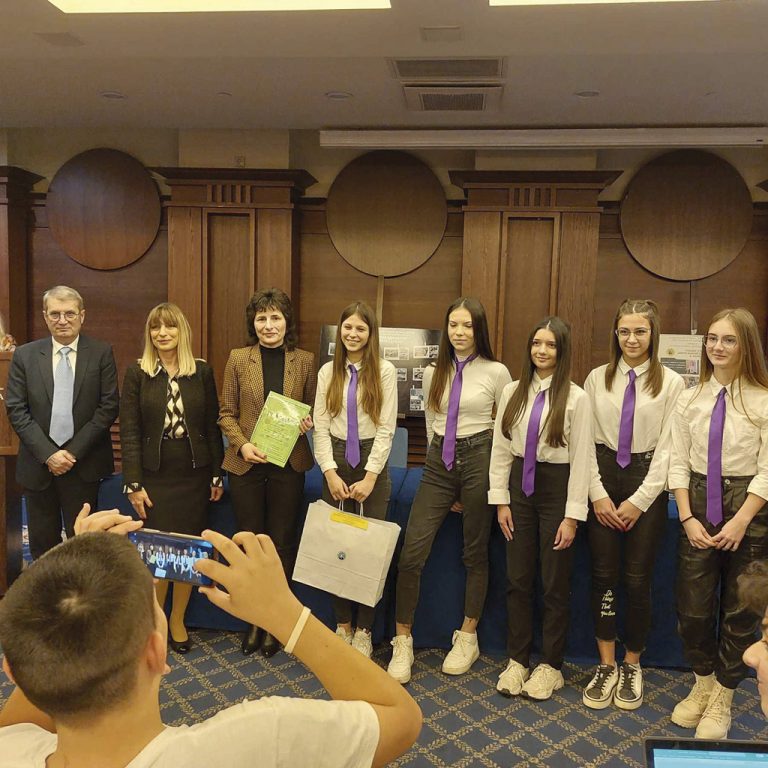 Общество | Учениците от ПГСАГ с две награди от конкурса  “Посланици на здравето”