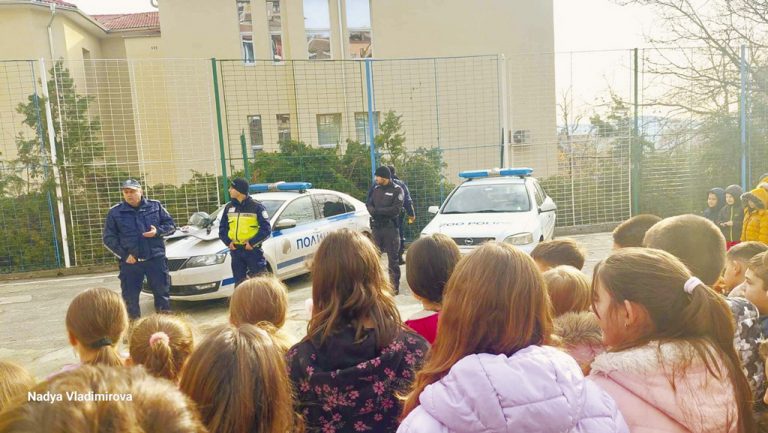 Общество | Полицаи гостуваха на ученици  от ОУ “Димитър Благоев”