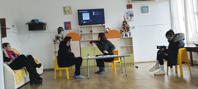 Общество | Великотърновски ученици зарадваха  деца без родители в Златарица