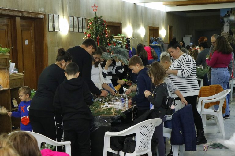 Десетки великотърновчета майсториха играчки и украса  в коледната работилница 