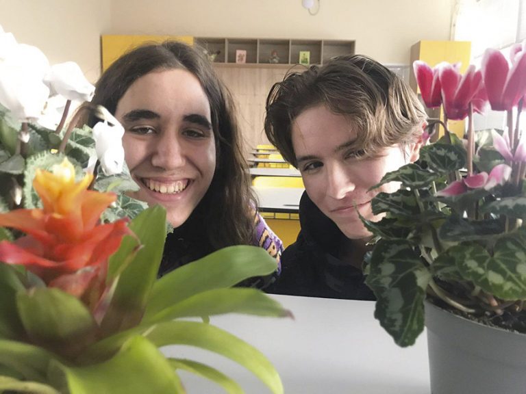 Общество | Великотърновско училище работи по  проект “Грижовните мъже в действие”