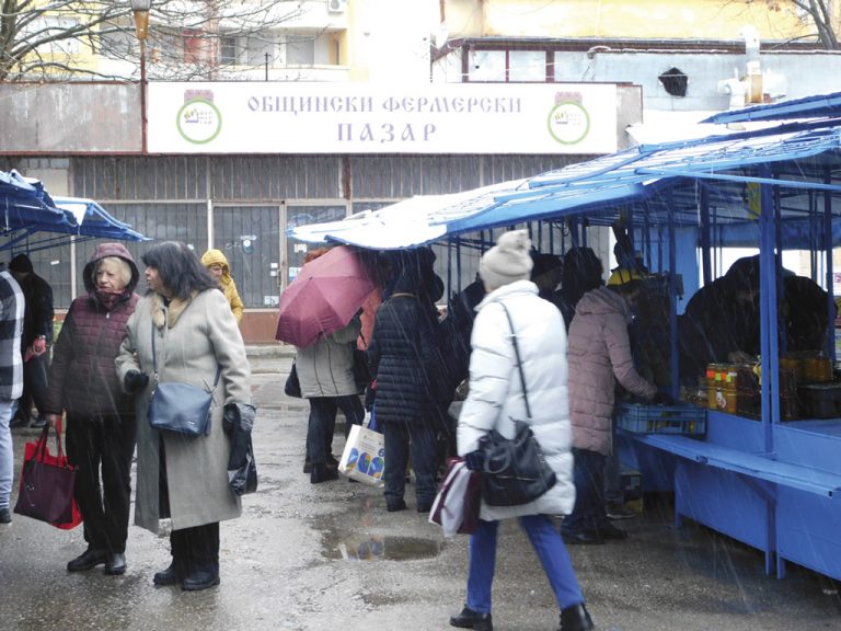 Общество | Фермерският  пазар събира великотърновци и за Коледа