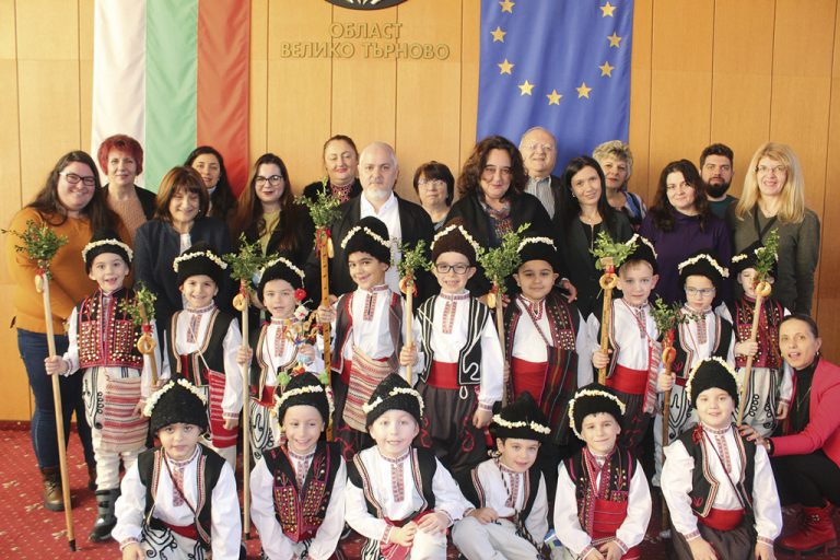 Общество | Коледарчета наричаха за здраве и берекет в Областна администрация