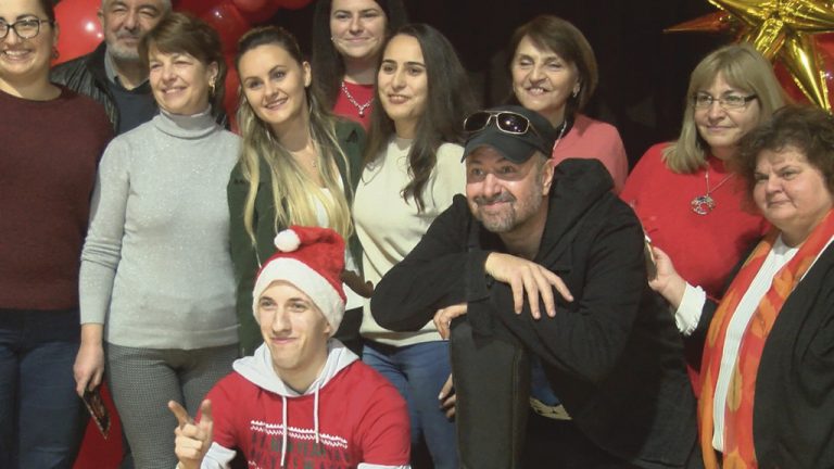 Деца от В. Търново се забавляваха на две щури коледни партита