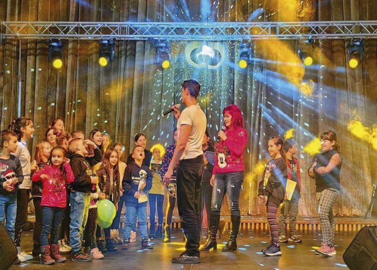 Общество | Деца от В. Търново се забавляваха на две щури коледни партита