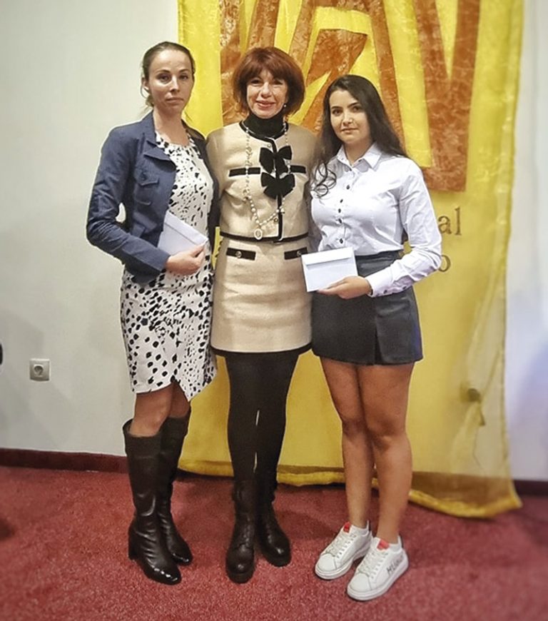 Общество | Студентки от Филиала на  Медицинския университет със стипендии от Зонта клуб В. Търново