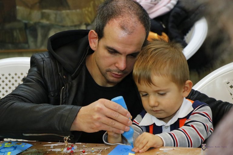 Общество | Десетки великотърновчета майсториха играчки и украса  в коледната работилница 