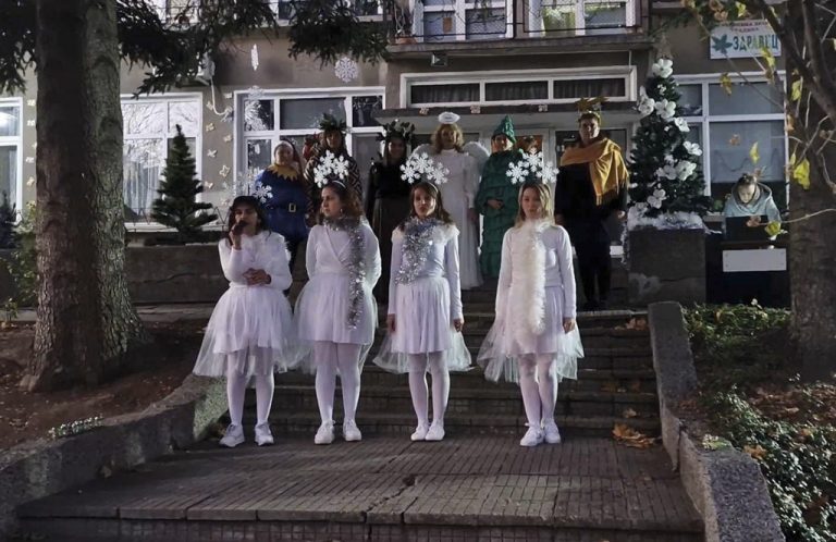 Общество | В ДГ “Здравец” тържествено запалиха празничните светлини