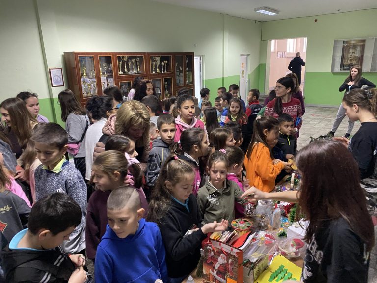 Горна Оряховица | Ученици даряват 5000 лева за Ася Смолецова и 4-годишната Ани