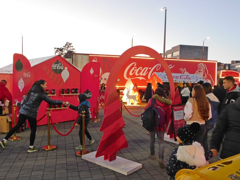 Горещи новини | Стотици великотърновчета зарадва Коледното градче на Кока-Кола