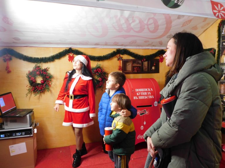 Стотици великотърновчета зарадва Коледното градче на Кока-Кола