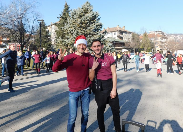 Над 600 души се хванаха на Голямото празнично хоро