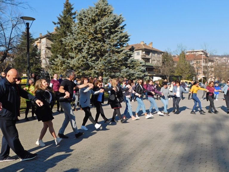 Над 600 души се хванаха на Голямото празнично хоро