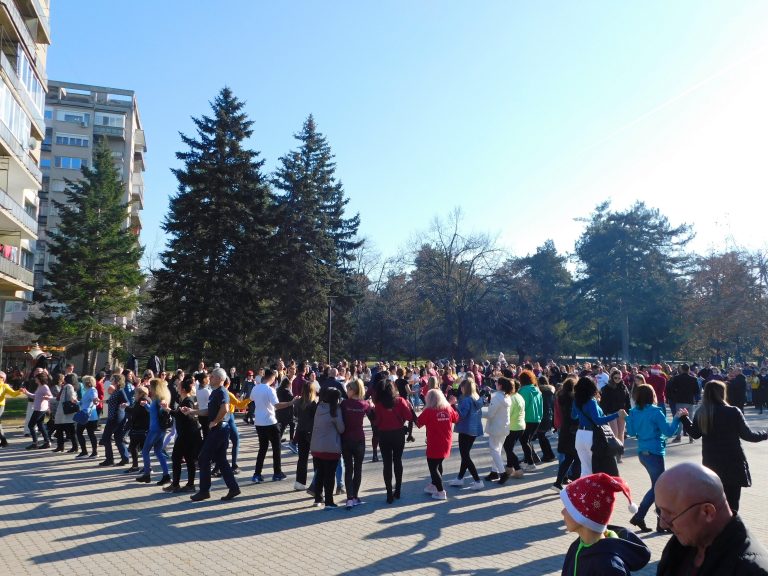 Над 600 души се хванаха на Голямото празнично хоро