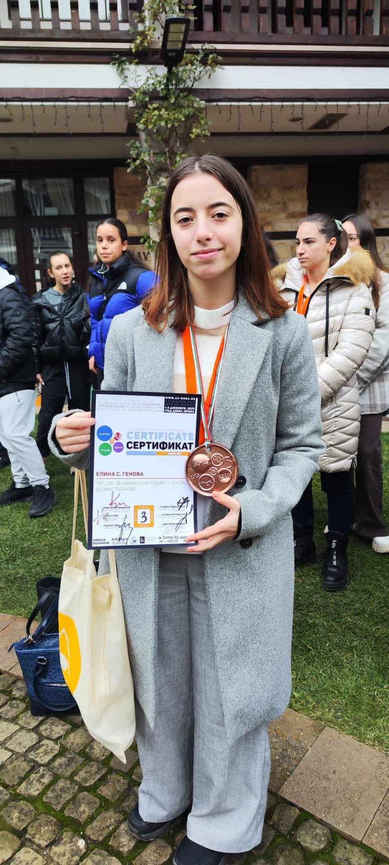 Общество | Ученичка от Хуманитарната гимназия е сред тримата най-добри млади автори на есета