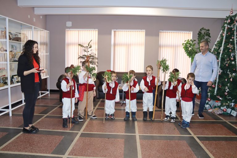 В сградата на Община Лясковец коледарски групи благословиха местната власт