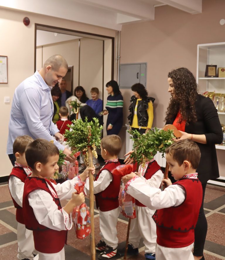 В сградата на Община Лясковец коледарски групи благословиха местната власт