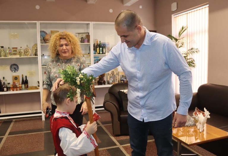 В сградата на Община Лясковец коледарски групи благословиха местната власт