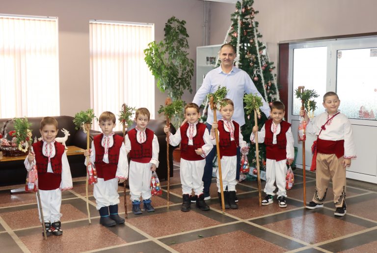 В сградата на Община Лясковец коледарски групи благословиха местната власт