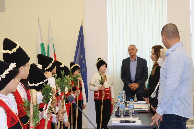 В сградата на Община Лясковец коледарски групи благословиха местната власт